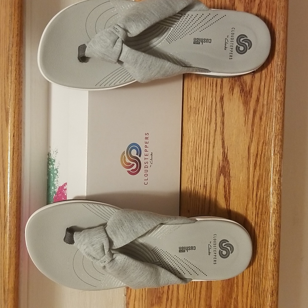 NWOT Cloudsteppers Womens flip flops